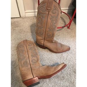 Turquoise embroidered Cowgirl Boots!